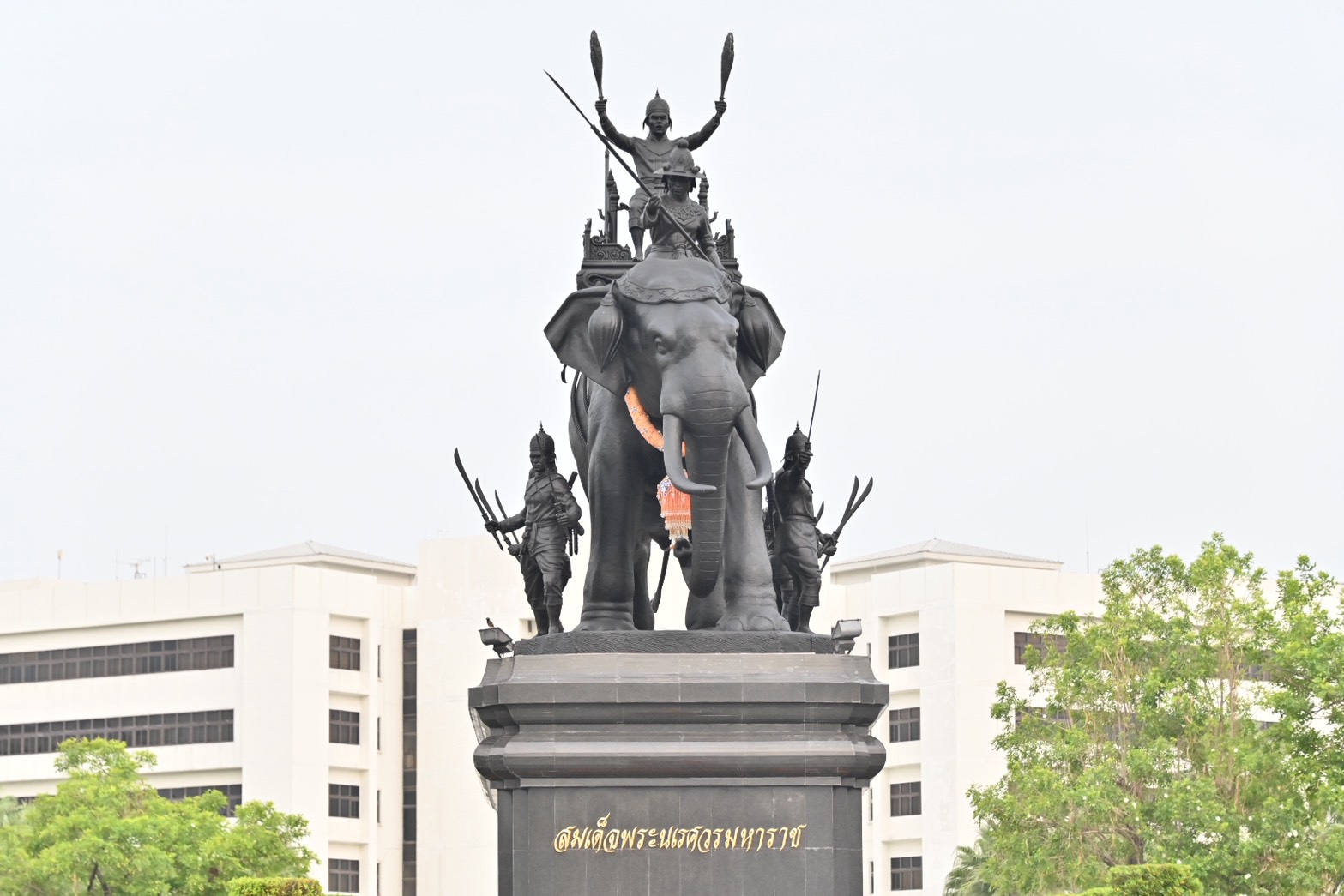 กรมบังคับคดีร่วมพิธีวางพวงมาลาเนื่องในวันคล้ายวันสวรรคตสมเด็จพระนเรศวรมหาราช ประจำปี 2569